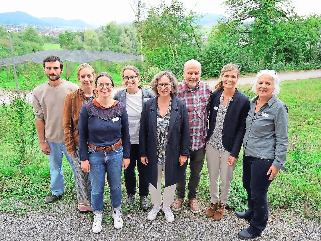 V. l. n. r.: FiBL-Pächter Pascal Nägele, Milchproduzentin Sabrina Schlegel, Rebekka Frick (FiBL), Laura Spring (Bio Suisse), Daniela Pauli (BirdLife), Lukas Pfiffner (FiBL), Katja Jacot (Agroscope), Bernadette Oehen (FiBL).