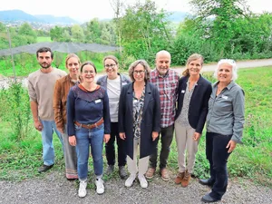 V. l. n. r.: FiBL-Pächter Pascal Nägele, Milchproduzentin Sabrina Schlegel, Rebekka Frick (FiBL), Laura Spring (Bio Suisse), Daniela Pauli (BirdLife), Lukas Pfiffner (FiBL), Katja Jacot (Agroscope), Bernadette Oehen (FiBL).