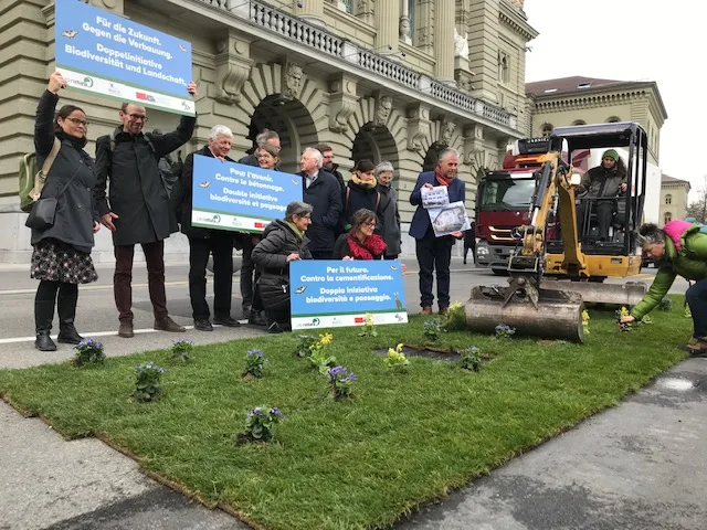 27116f704305f5637f5db47fba0e27ac79374d36 Lancierungsaktion auf dem Bundesplatz: Symbolisch wird Landschaft reduziert. (Bild akr)