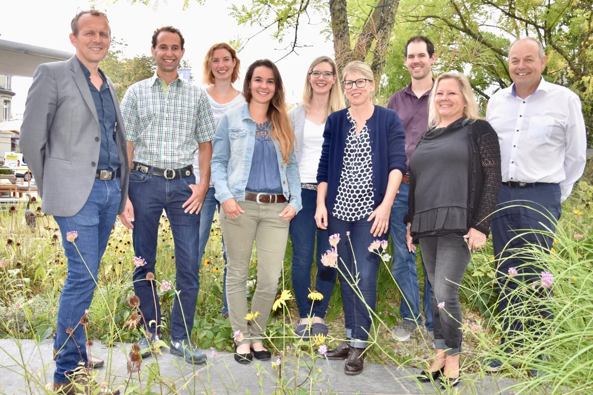 a4a1fce3affe4680294e2400d69d9256b7614b31 Feiern zusammen gute Noten (v. l. n. r.): Adrian Krebs, Ruedi Aerne, Nicole Walder, Loretta Odermatt, Karin Stooss, Silvia Sepat-Lisibach, Valentin Keiser, Viviane Honegger und Markus Aebi. (Bilder Esther Thalmann)