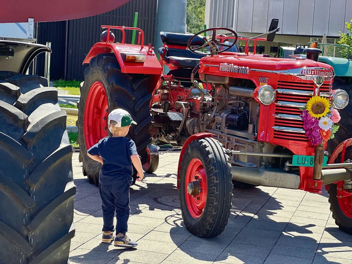 8a6deafe908c137d12c8af5d29d02bafa816f38cf3d2f4f8d97333948ca06e01 Junger Mensch bestaunt alte Maschine: An den Farming Days im Verkehrshaus gab es viel zu erfahren und zu erleben.