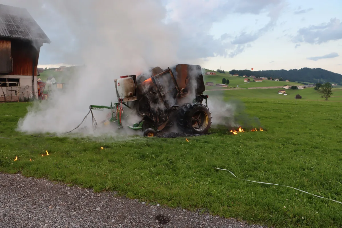 brand_abllenpresse Siloballenpresse gerät in Brand – Totalschaden