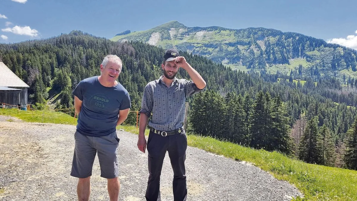 Natürlich war auch der Ortsgemeindepräsident von Amden,  Beni Gmür, dabei. Er strahlte zusammen mit dem Pächter der Alp Altschen, René Schilter, mit dem Sonnenschein um die Wette.