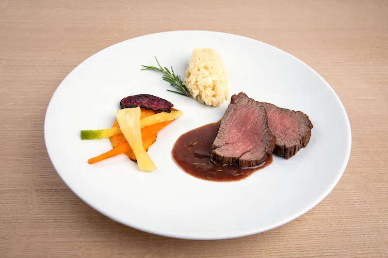 2225f530994f92ecd9f395783eea3104906d926a Rindsfilet an Holunderbeerensauce mit Risotto und Ofengemüse. (Bild Ueli Christoffel/SRF)