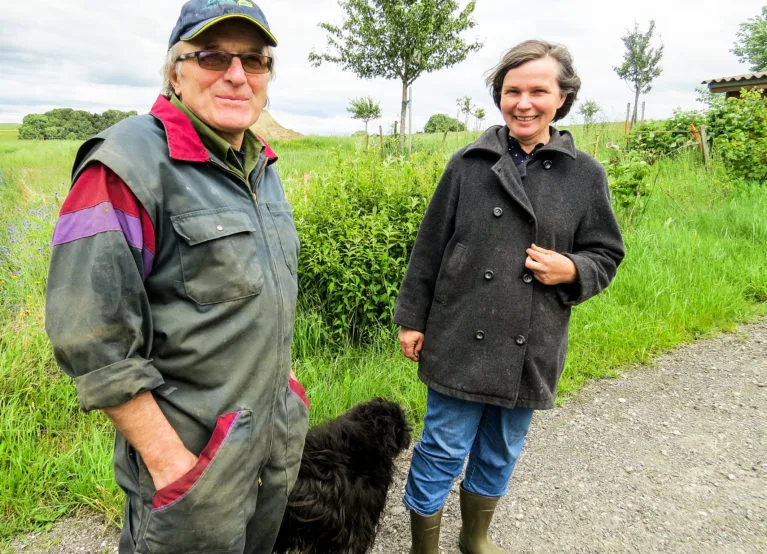 Hans und Lisa Schori aus Radelfingen gehören zu den Milchbauern, die mit den tiefen Milchpreisen zu kämpfen haben. (Bild Copyright SRF)
