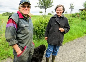 Hans und Lisa Schori aus Radelfingen gehören zu den Milchbauern, die mit den tiefen Milchpreisen zu kämpfen haben. (Bild Copyright SRF)