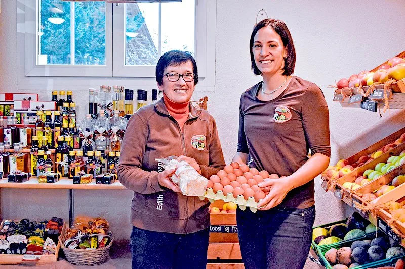 0b9c45da266061c71cf318be813bcc388f37ef8c Edith (links) und Sandra Eigenmannin ihrem Hofladen. Die Direktvermarktung ist kontinuierlich gewachsen und mit ihr die Produktvielfalt. (Bilder Stefanie Giger)