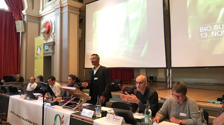 4c4d230884f8fae39270b5700a62e288b7041d4c Der Bio Suisse-Vorstand (stehend Präsident Urs Brändli, rechts von ihm Geschäftsführer Balz Strasser) will entgegengesetzte Parolen für die zwei PSM-Initiativen. (Bild akr)