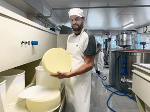 Florentin Spichtig beim Wenden der Käse-Mutschli.