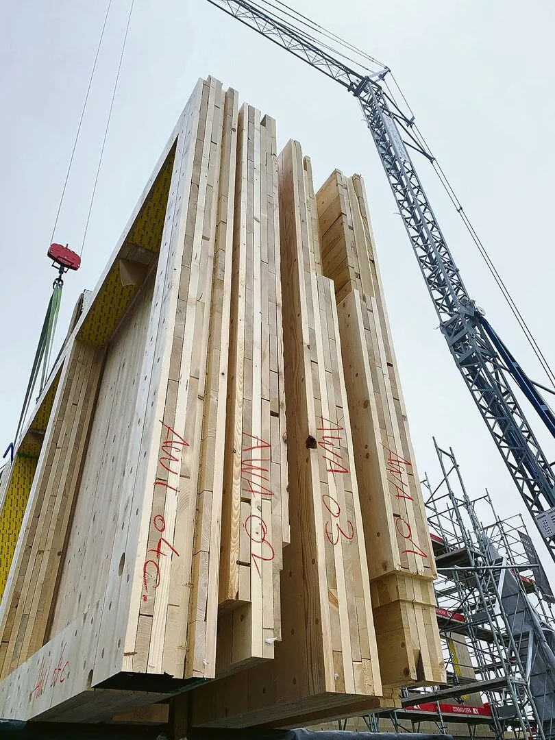 7ba8e204515a4426a122c054ca5f95c2f218007407bedf99cd2d49505aa66e49 Holz steht bezüglich CO2-Fussabdruck viel besser da als Massivbauten aus Stahl und Beton.