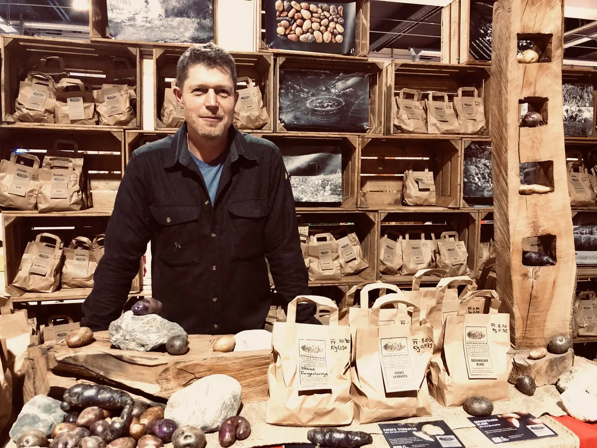 efe675c76e91c368100b230ada8ab17499c8a86a Marcel Heinrich war einer der Produzenten am Slow Food Market, der sein Produkt vorstellte. Er baut seit 15 Jahren Biokartoffeln im Albulatal GR auf 1000 Metern ü. Meer an. Das sei möglich, da der Schädlings- und Krankheitsdruck "hier oben" viel niedriger sei. Die alten, traditionellen Sorten haben einzigartige Kocheigenschaften und ungewöhnliche Formen und Farben. (Bild Katrin Erfurt)