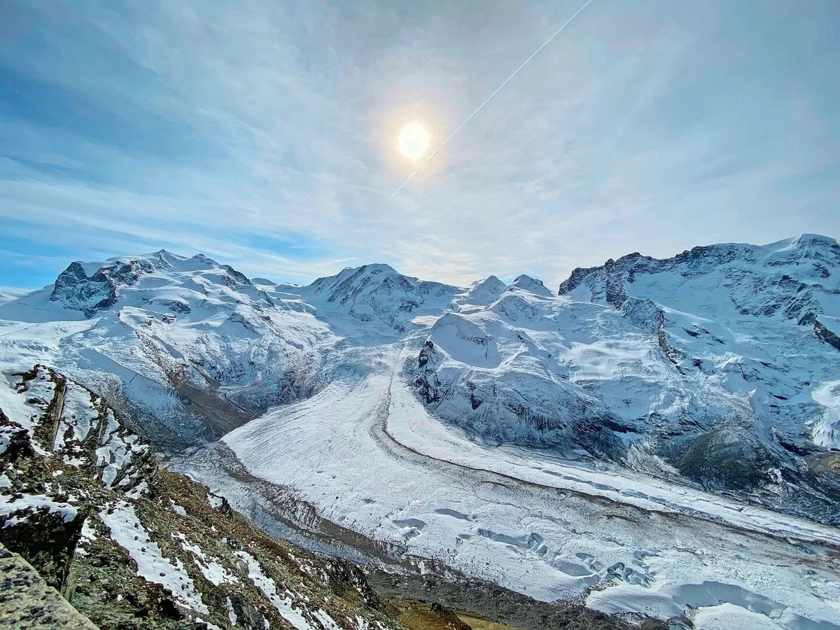 625ad0c6dfa1ce8508cef05d29239da1249573d848bab29ef0d076721b1dd527 Die Gletscherschmelze schreitet voran. Hier der Grenzgletscher im Kanton Wallis im Hintergrund die Dufourspitze.