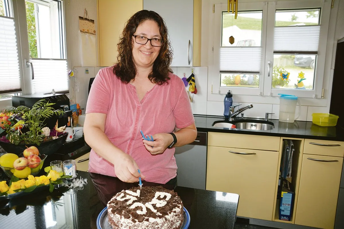 40731ed6567596193da92cfe400ef1b2719c50d2 Doris Lustenberger steckt die Kerzen auf den Geburtstagskuchen von Sohn Eric, dieser hatte am Tag des Besuches Geburtstag. Schon 15 ist er geworden.(Bild Franziska Jurt)