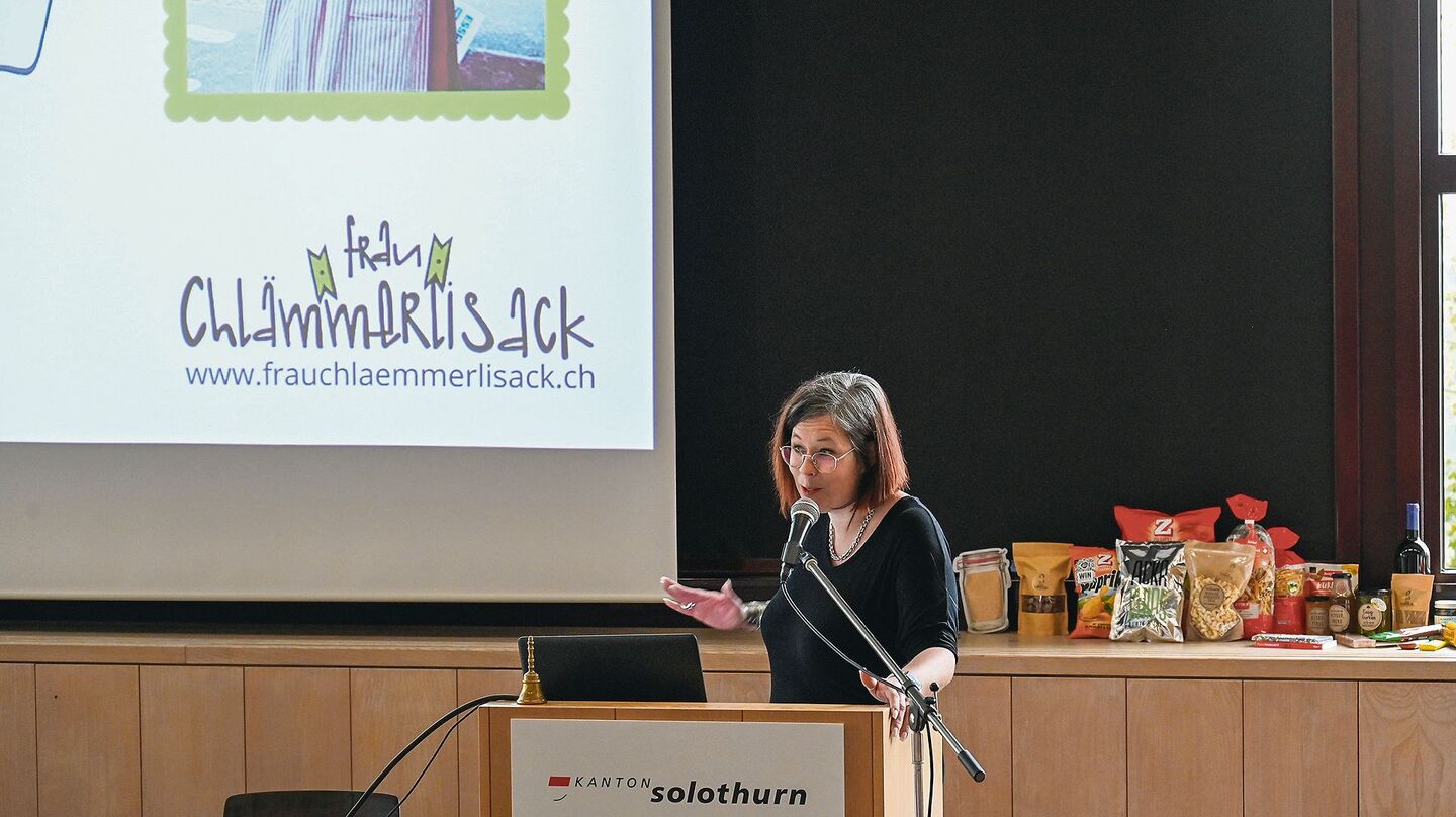 Eveline Beeli alias Frau Chlämmerlisack zeigt eindrücklich auf, wie eine Umstellung hin zum Verzicht auf Halb- und Fertigprodukte gelingt. Ein Schritt, der nicht von heute auf Morgen gelingt, aber machbar ist.