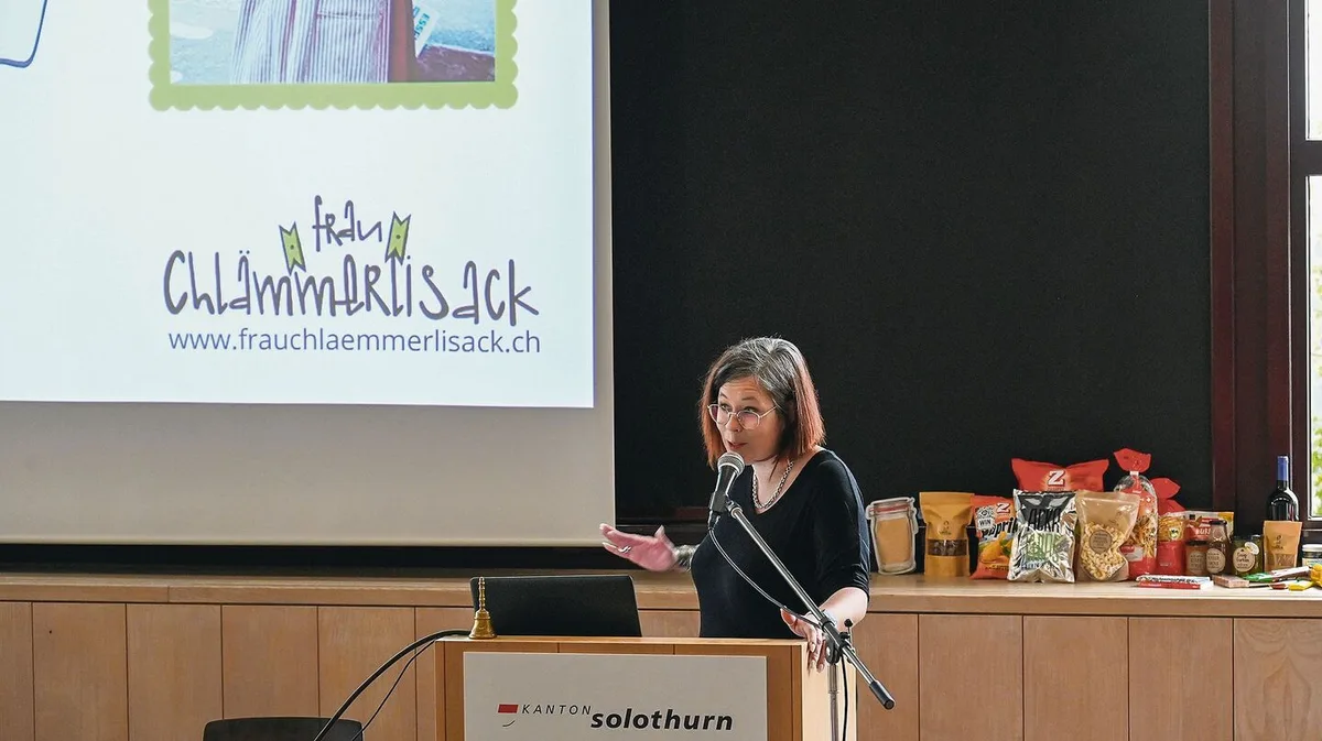 74b65a4485bdc3048d0876fee573ce0a1c6d2ce0af5ae126289de909f6d5aae0 Eveline Beeli alias Frau Chlämmerlisack zeigt eindrücklich auf, wie eine Umstellung hin zum Verzicht auf Halb- und Fertigprodukte gelingt. Ein Schritt, der nicht von heute auf Morgen gelingt, aber machbar ist.