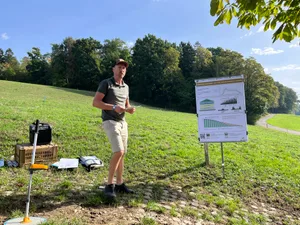 Michael Sutter (weideberatung.ch) erklärte das Weidemanagement sehr anschaulich und praxisnah.