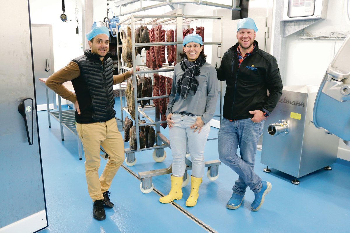 Traditionelle Produkte werden von ihnen online vermarktet (v. l. n. r.): Roger Brendel, Produktionsleiter, Marcelline Kuonen, Geschäftsführerin, und Kasimir Eggel, Leiter Fleischverarbeitung.
