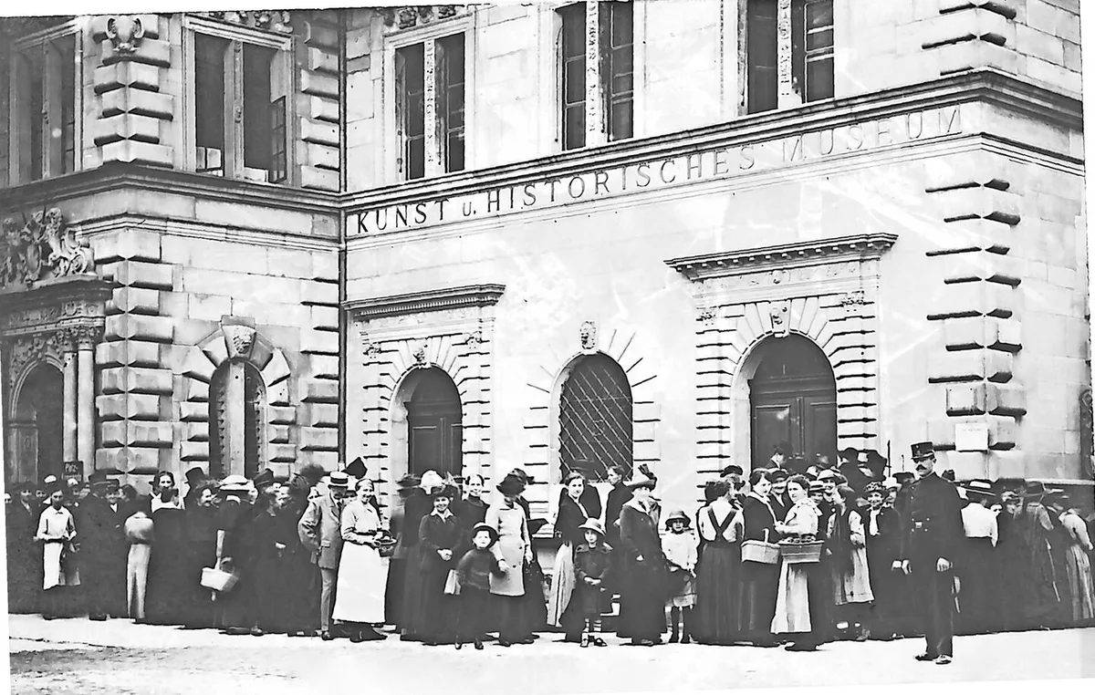 98f5bd1ec6292bf31a6ea2a04366a243680d6da7075512434778419814c45e54 Anstehen für ein paar Gramm Butter: Luzern während des Ersten Weltkriegs.