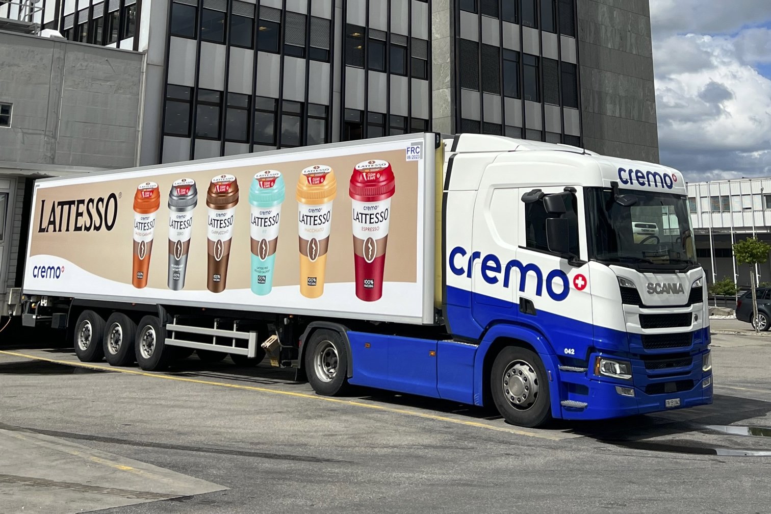 Lastwagen der Cremo vor dem Hauptsitz des Milchverarbeitungs-Unternehmens.