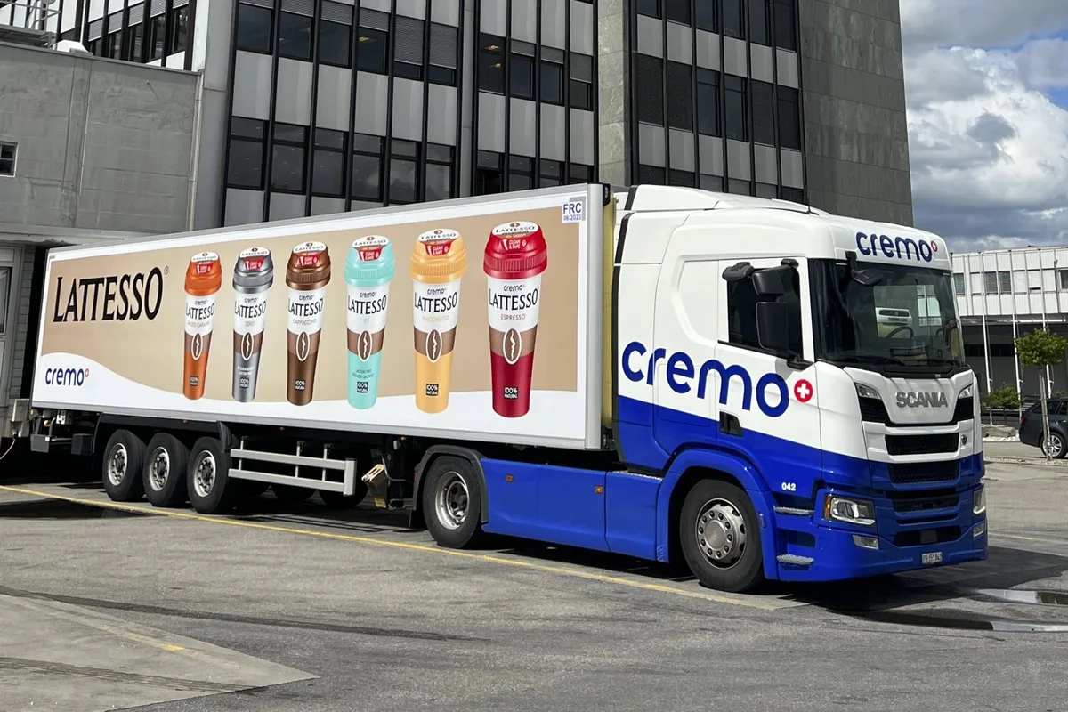 DG_23-05_AP4_Cremo-Hauptsitz_LKW Lastwagen der Cremo vor dem Hauptsitz des Milchverarbeitungs-Unternehmens.