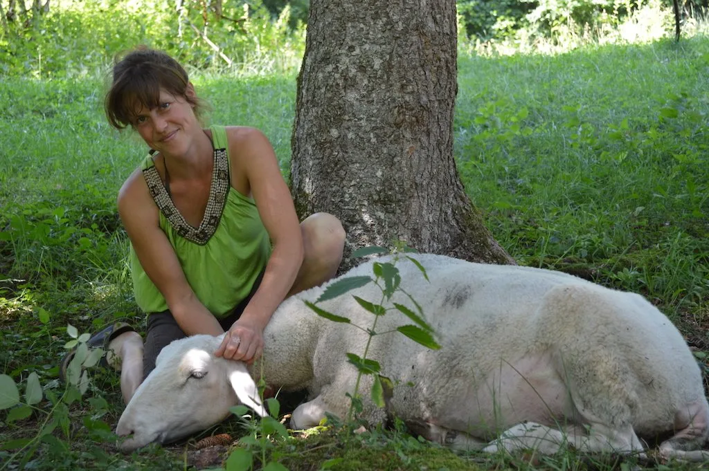 028732d77630b5025793988db9844647afcb058c Junglandwirtin Jasmin Blaser hat einen Hof wie aus dem Bilderbuch, mit ganz vielen verschiedenen Tieren. (Bilder Alice Sager)