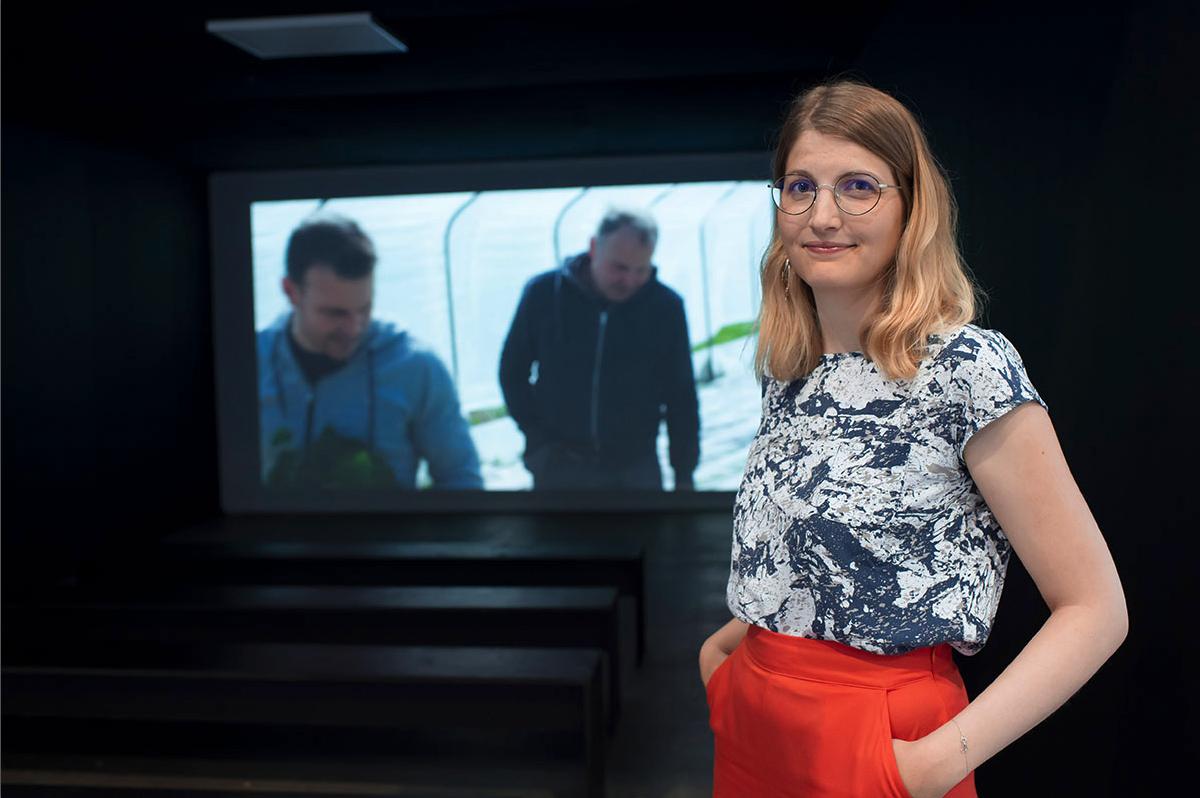 Regisseurin Nadine Widmer - selbst Bauerntochter - hat einen Kurzfilm über die konventionell produzierenden Bauern Roland Hubler (hinten links) und seinen Vater Robert gedreht. (Bild Priska Ketterer)