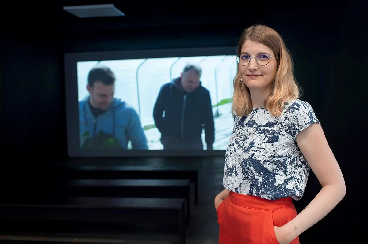 Regisseurin Nadine Widmer - selbst Bauerntochter - hat einen Kurzfilm über die konventionell produzierenden Bauern Roland Hubler (hinten links) und seinen Vater Robert gedreht. (Bild Priska Ketterer)
