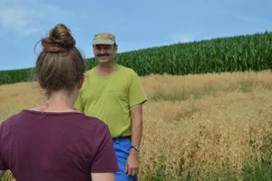 Gespräche am Feldrand bieten eine gute Gelegenheit, den Konsumenten die Arbeit der Landwirtschaft näherzubringen. (Bild asa)