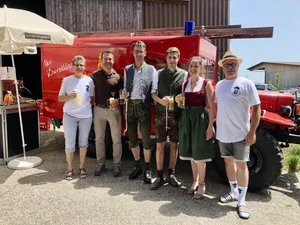 Das sind die Hopfenbotschafterin: Brigitte Reutimann, Richard Reinart, technischer Leiter Brauerei Schützengarten, Jakob Pichlmeyer, Hopfenbauer aus der Hallertau, Hopfenbotschafterin Anderea Pichlmeyer mit Partner Matthias und Markus Reutimann (v. l.).