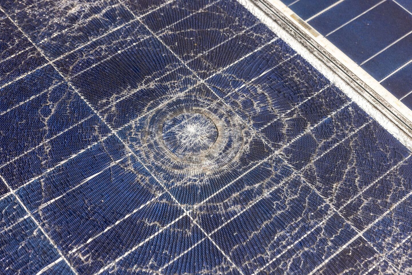 Tennisballgrosse Hagelkörner zerstörten die Solarmodule.