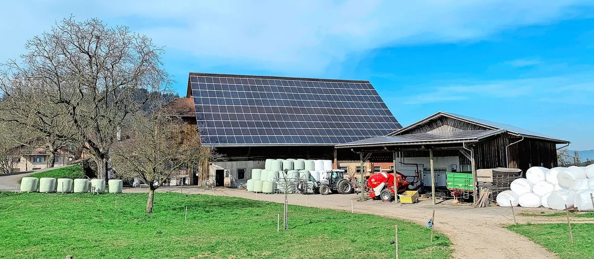 5e05840a3fcbe555b9fad6301ab865e5540b69d56e9de49fbfeae114bad28b70 Viele Scheunendächer sind mit Photovoltaik-Modulen belegt. Der Absatz des nicht selber benötigten Solarstromes bereitet aber vielen Bauern Mühe, und die Rückliefervergütungen der Netzbetreiber sind vielerorts stark gesunken.