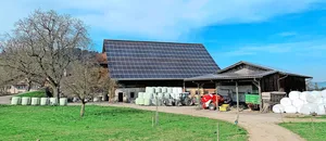 Viele Scheunendächer sind mit Photovoltaik-Modulen belegt. Der Absatz des nicht selber benötigten Solarstromes bereitet aber vielen Bauern Mühe, und die Rückliefervergütungen der Netzbetreiber sind vielerorts stark gesunken.