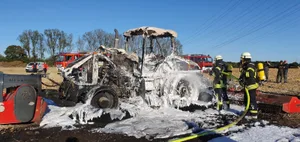 Der Trakotr brannte vollständig aus. (Bild presseportal.de)