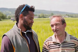 Bauer Markus Ramser bildet den Eritreer Tesfu Adhanom bei sich auf dem Hof aus. Bild: SRF