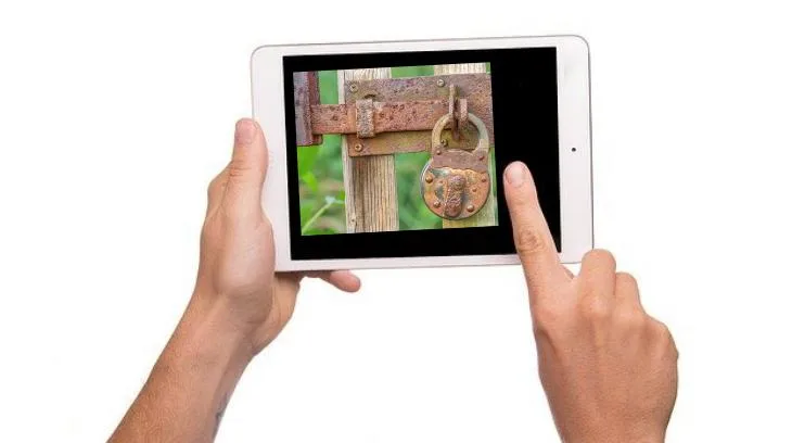 2d4d9e8fd122c1cf82bd5e7f32ceab642d5fd230 Wer seine Daten aus der Hand gibt, sollte sich über die Einhaltung des Datenschutzes informieren. GoodPriv@cy® soll hier eine Hilfe sein, (Bild niekverlaan und klickblick / Pixabay)