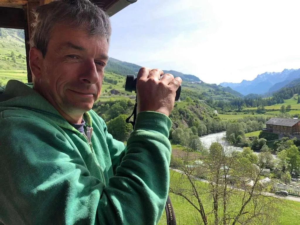 f30dacc0aa61b8148f5c6722a86a1ce1d7d42b6c Im Graubünden organisiert Jürg Wirth die Suche nach Nestern des Braunkehlchens. Die Vogelart ist im Mittelland praktisch vollständig verschwunden. (Bild et)