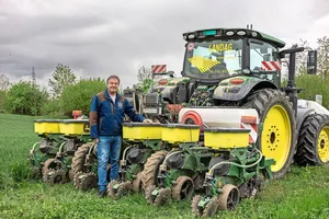 Hanspeter Lauper vor seiner Einzelkorn-Sämaschine, mit welcher er sowohl direkt als auch konventionell sät.