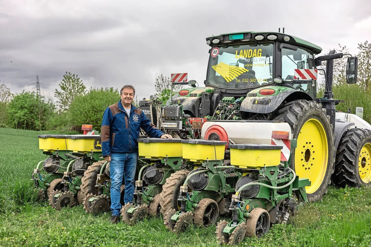 52b64e6b47cb6123f68d0b95f698ce5cff5d63ce383c8dfcd315048eccf5edba Hanspeter Lauper vor seiner Einzelkorn-Sämaschine, mit welcher er sowohl direkt als auch konventionell sät.
