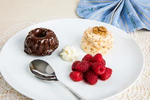 Maroni-Chüechli mit Baumnussparfait und Himbeeren. (Bild Ueli Christoffel/SRF)