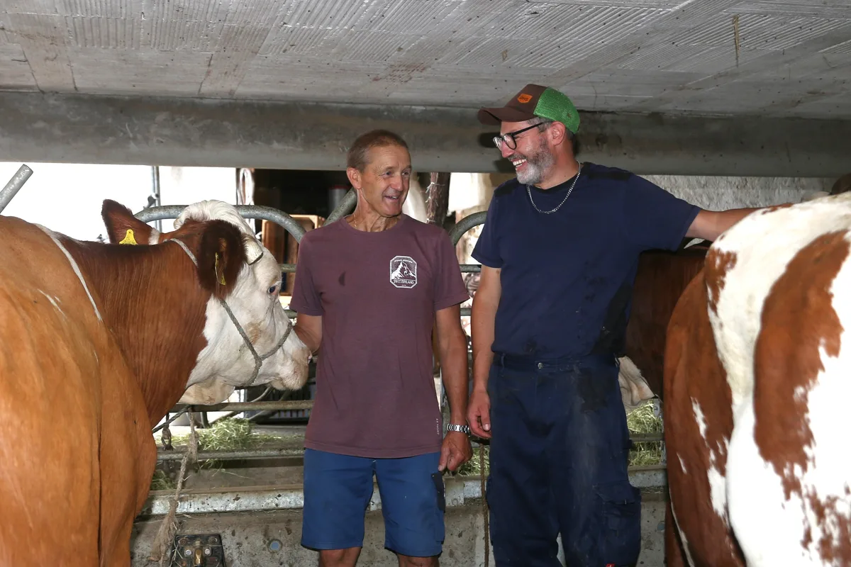 Infolge der angespannten Futtersituation in der Schweiz hatten Meinrad Betschart (li.) und Aloïs Cachelin auch als Mitglieder der Markenkommission Anbau von Bio Suisse intensive Zeiten.