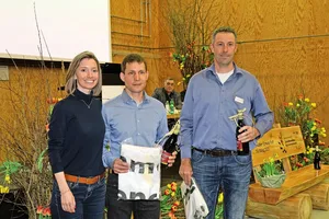 Johanna Gapany, Präsidentin des Verbandes Lohnunternehmer Schweiz, mit den beiden neu gewählten Vorstandsmitgliedern Benni Hüsler (Mitte) und Samuel Guggisberg (rechts).