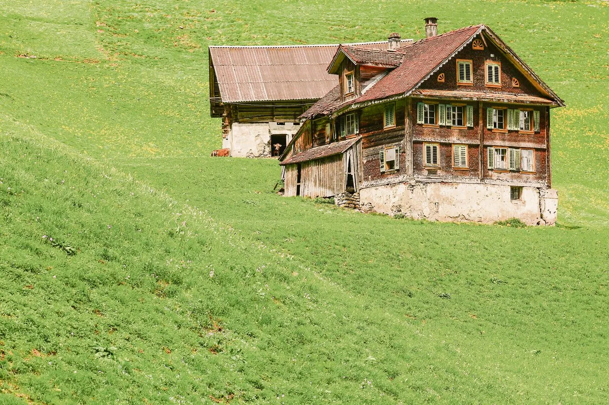 Alte, unsanierte Gebäude ziehen grössere Investitionen mit sich (z. B. Wärmedämmung, Gewässer- und Tierschutz). Eine neuere, teurere Liegenschaft ist häufig gesamthaft günstiger. (Bild AdobeStock)