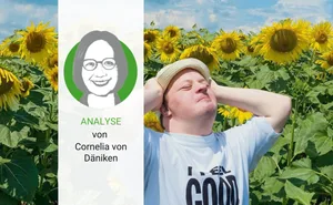 Ein Symbolbild dafür, wie Carefarming wirken kann: Ein junger Mann mit Trisomie 21 geniesst die Sonnenstrahlen inmitten eines Sonnenblumenfeldes.