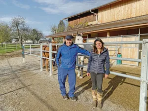 Landwirt Jürg Leuenberger und die pferdepsychologische Verhaltenstherapeutin Gabi Winistörfer vor der Integrations- und Krankenbox ihrer neuen Anlage im solothurnischen Subingen. Sie haben sich für die Aktion «Der Gute Stall» angemeldet.