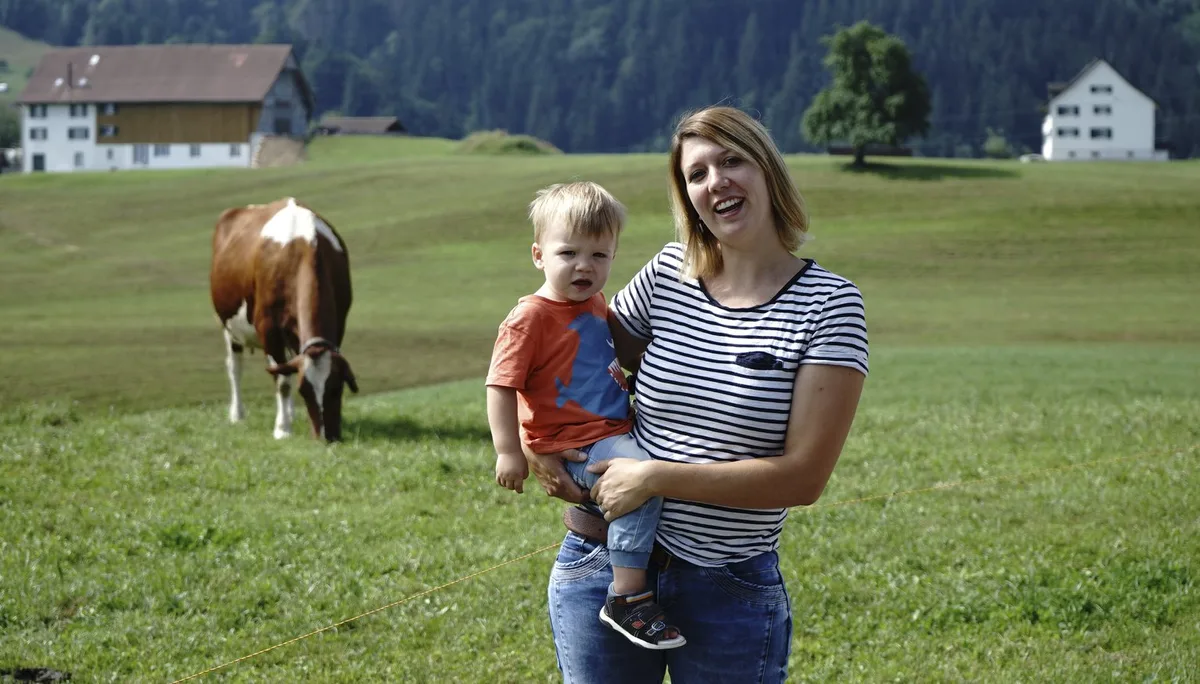 12e21ea0dbefd150bb1efc429d6e263fc36fbffb Anna Dittli mit Sohn Roman auf dem Landwirtschaftsbetrieb. Dort packt sie an, wenn Hilfe gefragt ist. (Bild ji/lid)