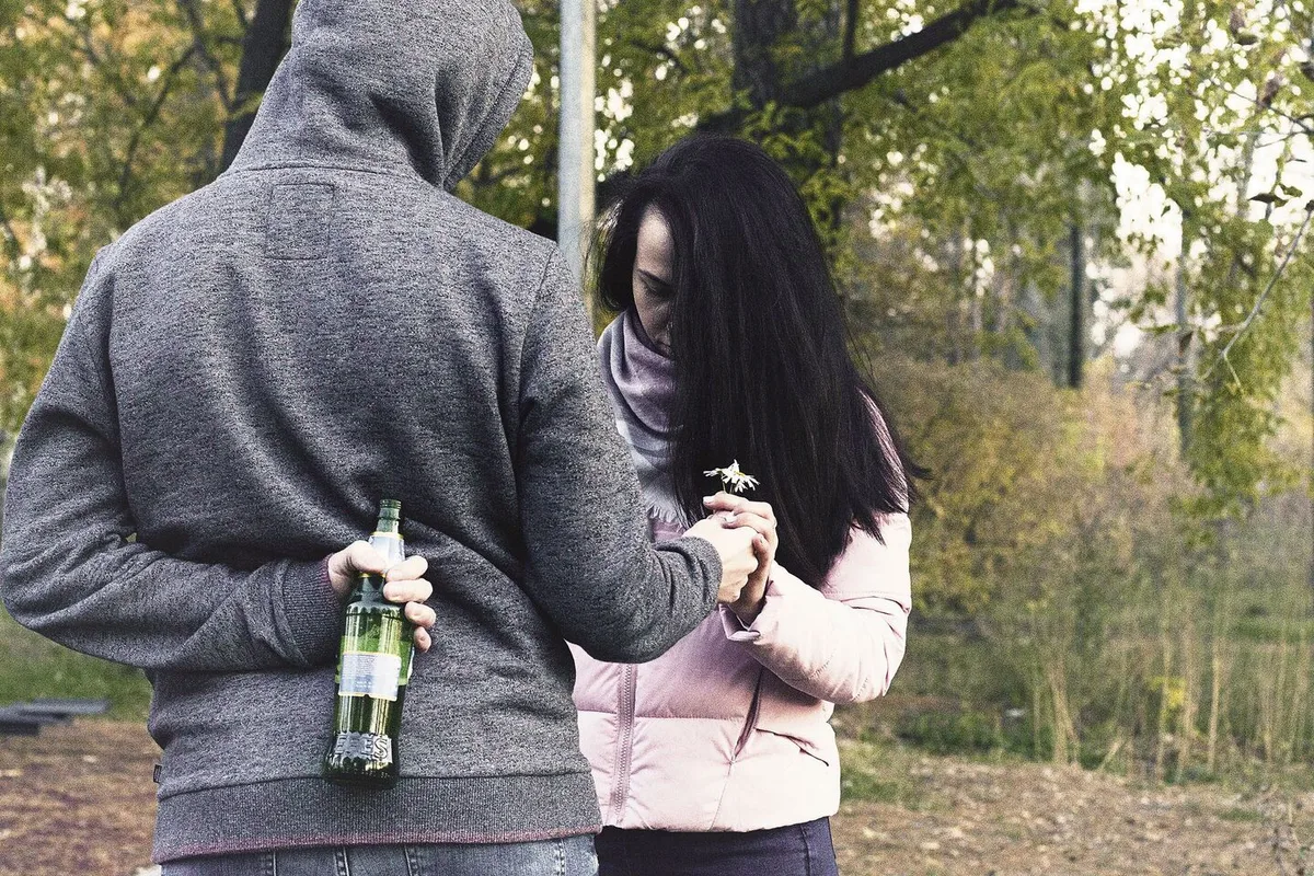 Einen alkoholkranken Partner oder eine alkoholkranke Partnerin zu haben, ist nicht nur eine Belastungsprobe für die Beziehung, sondern kann das Gegenüber auch regelrecht kaputt machen, wenn man sich nicht selbst stärkt.