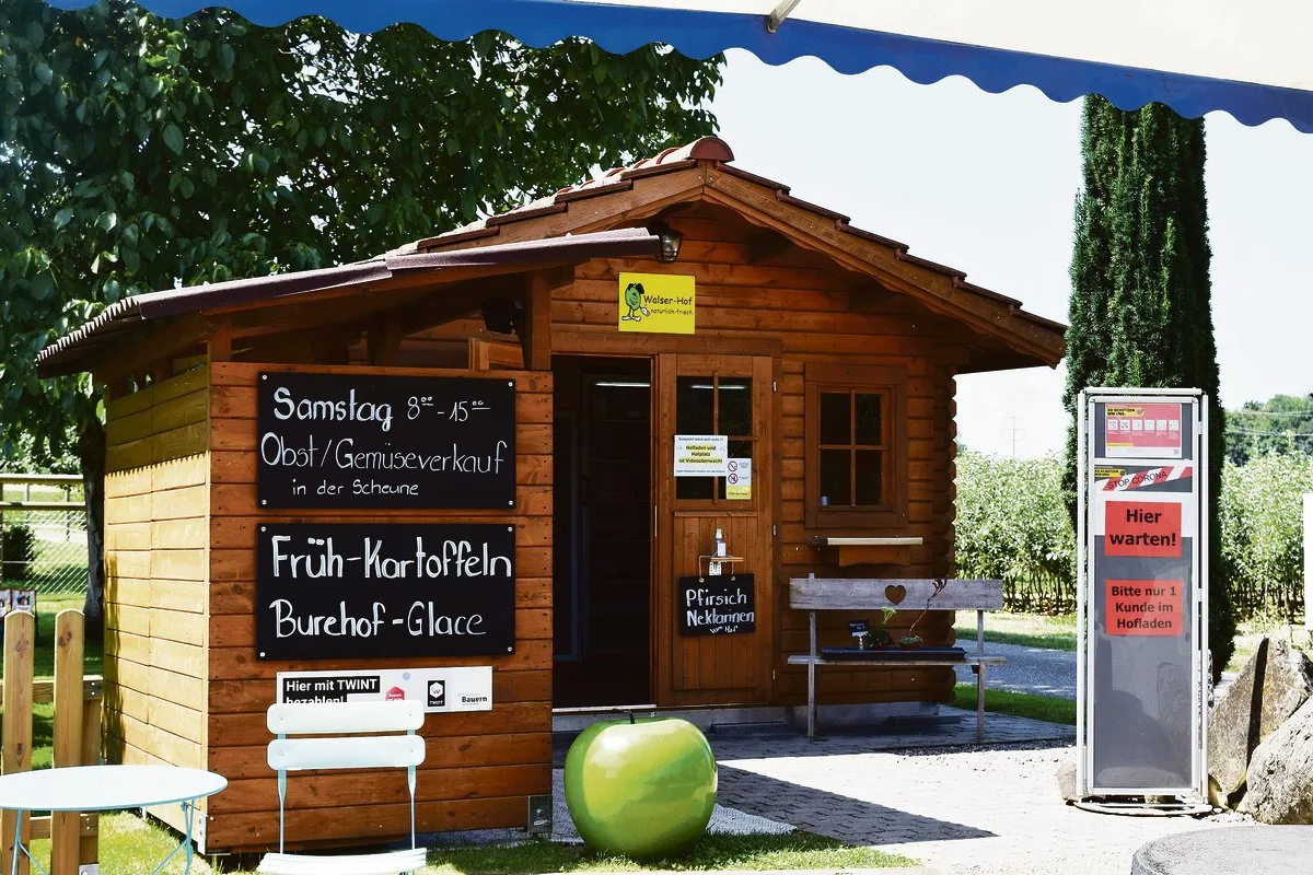 d1f5b400e13bed83cc1dc2c7a1c085d41e8e95be Der Hofladen von Familie Walser. Auf einem Schild an der Türe wird darauf hingewiesen, dass jeder Diebstahl angezeigt wird. (Bilder Stefanie Giger)