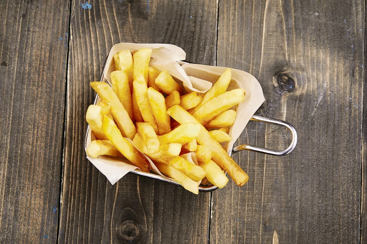 a3ed0cfd53033f2374ae7c187788c8afdd45a5fa Wegen der guten Ernte sind viele Frites-Kartoffeln am Lager. Gleichzeitig bricht die Nachfrage aufgrund der Restaurantschliessungen ein. Nun werden erste Posten zu Futter deklassiert.(Adobe Stock)