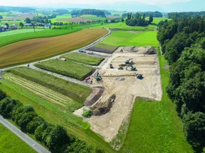 Auf dieser Parzelle wird während drei Jahren der Boden aufgebessert. Teilstücke wie oben in der Parzelle werden fertig gestellt und können laufend angesät und wieder genutzt werden. Ein Tag Arbeit mit der ganzen Flotte (Bagger, Dumper, Arbeiter) kostet rund 10 000 Franken.