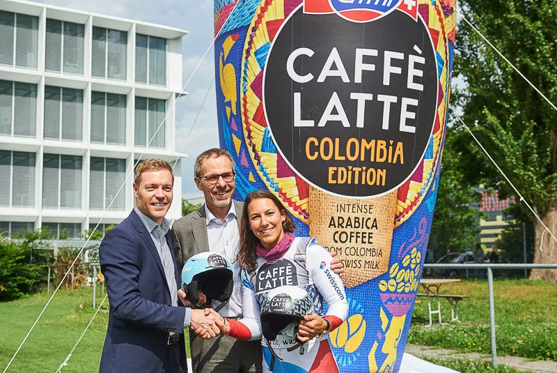 b2f49c851af1b93bd504e74b38e1e7080fa256fb Wendy Holdener hat einen neuen Sponsor auf dem Helm: Emmi löst Electrolux ab. Das freut Marketing-Chef Thomas Morf und Marc Heim, stv. CEO der Emmi-Gruppe. (Bild zVg)